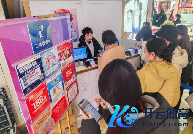 跨大除夜上海吵杂喜庆 买买买成新年庆典感